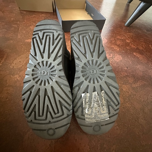 UGG men's classic mini 100% authentic with box size 9 Like New - Picture 4 of 13